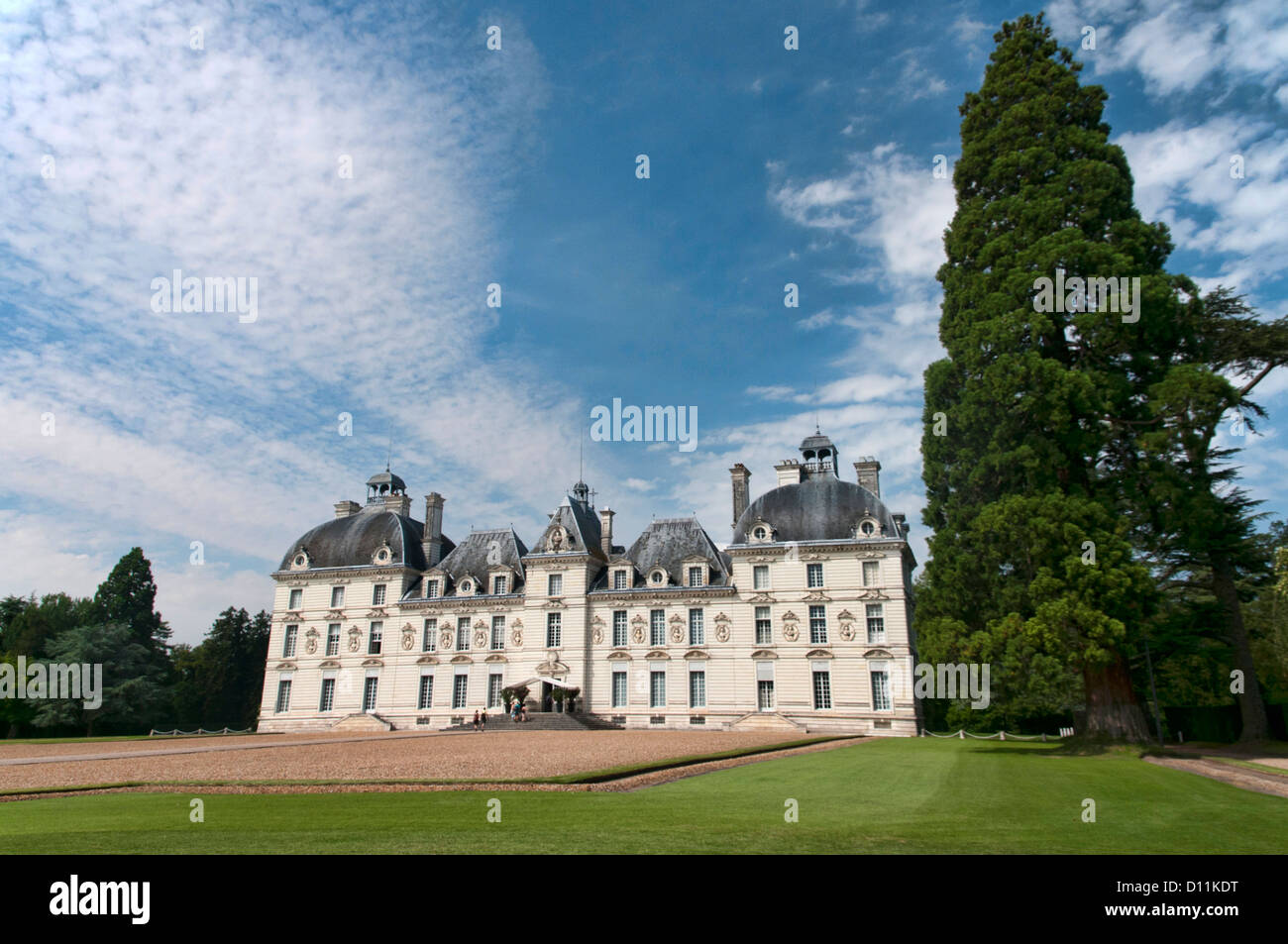 El castillo de Cheverny está ubicado en Cheverny, en el departamento de Loir-et-Cher en el Valle del Loira, en Francia. Foto de stock