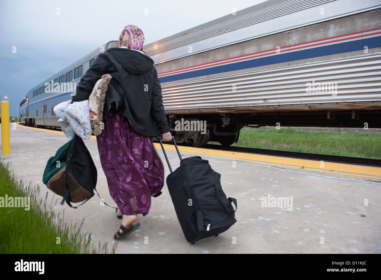 Una mujer Caminando con su equipaje a bordo de un tren acercándose en Grand  Forks, Dakota del Norte, Estados Unidos de América Fotografía de stock -  Alamy