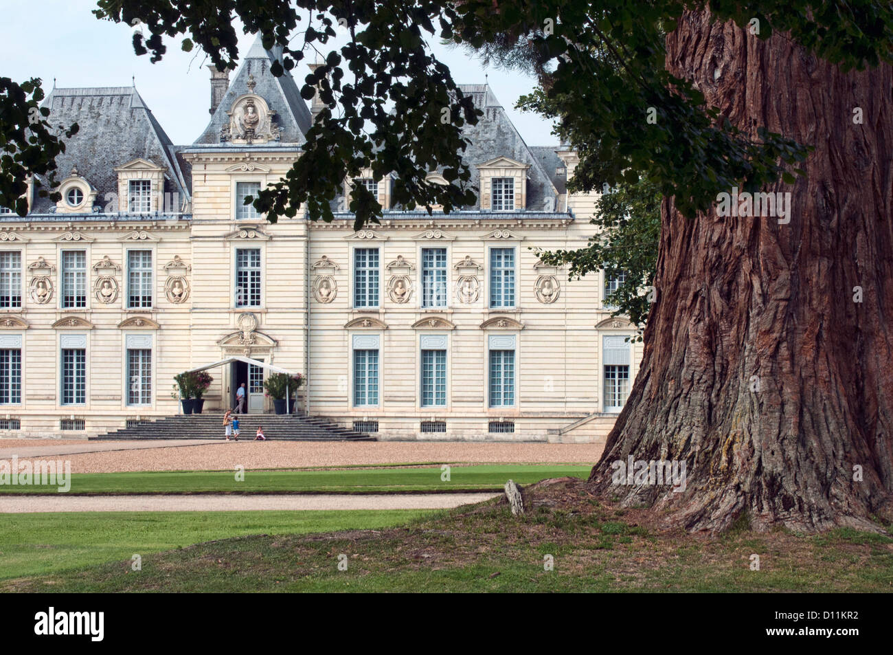 El castillo de Cheverny está ubicado en Cheverny, en el departamento de Loir-et-Cher en el Valle del Loira, en Francia. Foto de stock