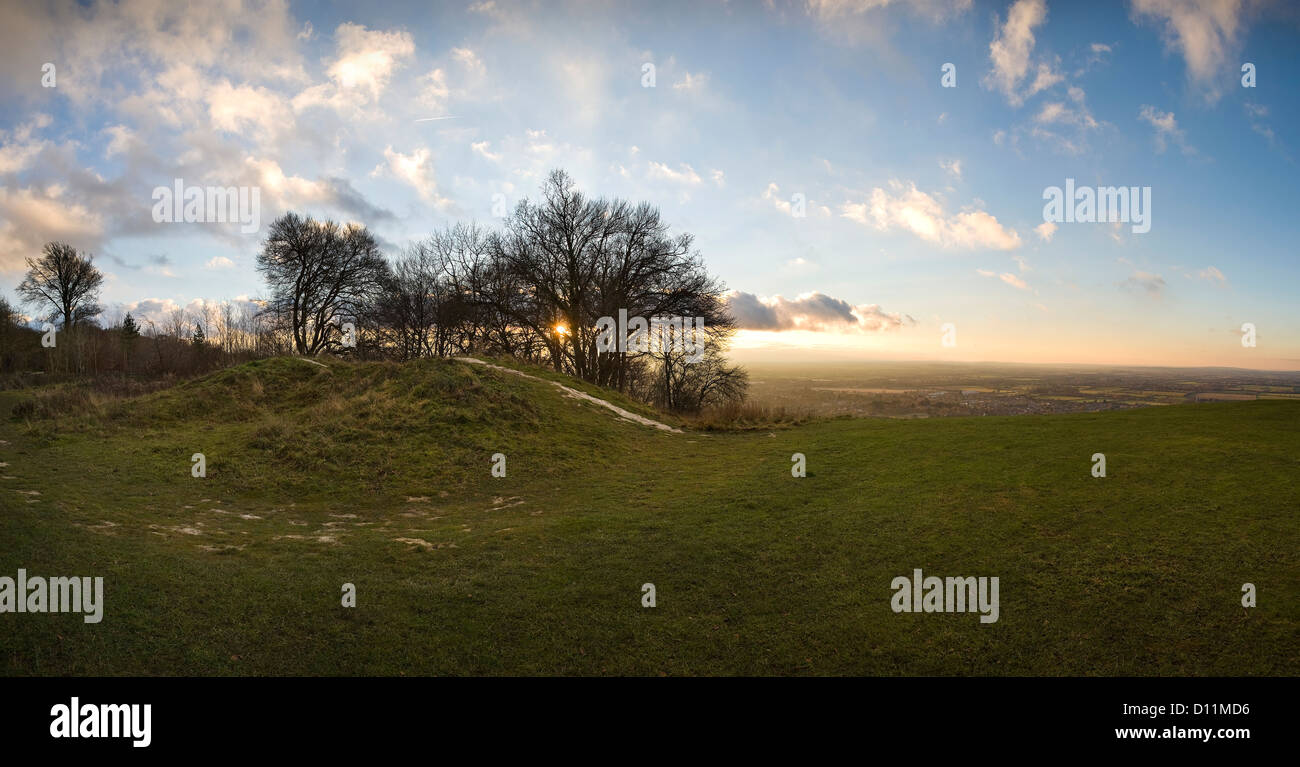 Atardecer en un túmulo Neolítico en la cumbre de la colina Whiteleaf, Buckinghamshire, REINO UNIDO Foto de stock