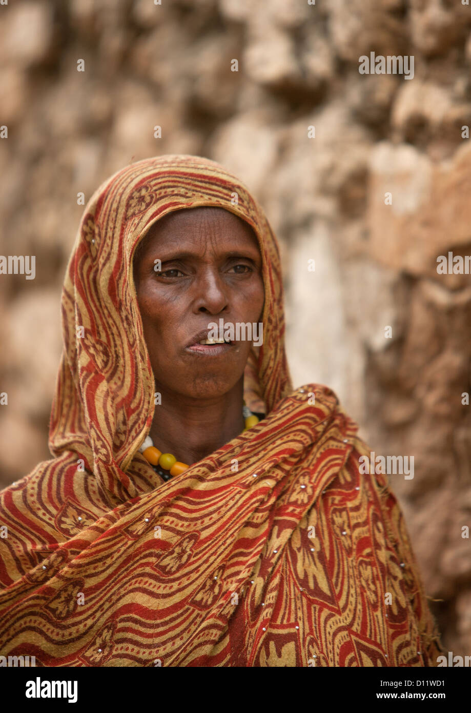 Retrato de una vieja mujer Harari, Harar, Etiopía Foto de stock