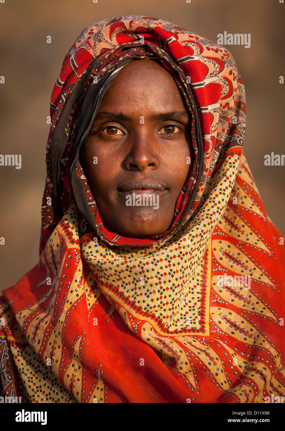 Retrato de una sonriente joven mujer con pañuelo naranja Oromo, Dire Dawa, Etiopía Foto de stock