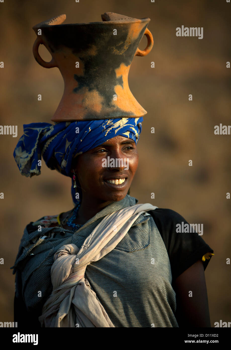 Retrato de una mujer de etnia oromo Volviendo del mercado con una cafetera en su cabeza, Dire Daw, Ehiopia Foto de stock