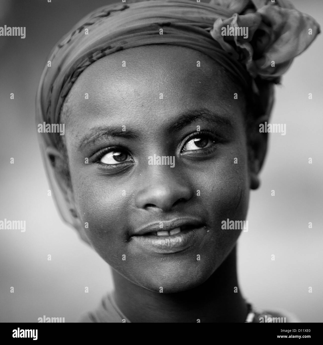 Retrato en blanco y negro de una joven chica Oromo con expresión soñadora, Dire Dawa, Etiopía Foto de stock