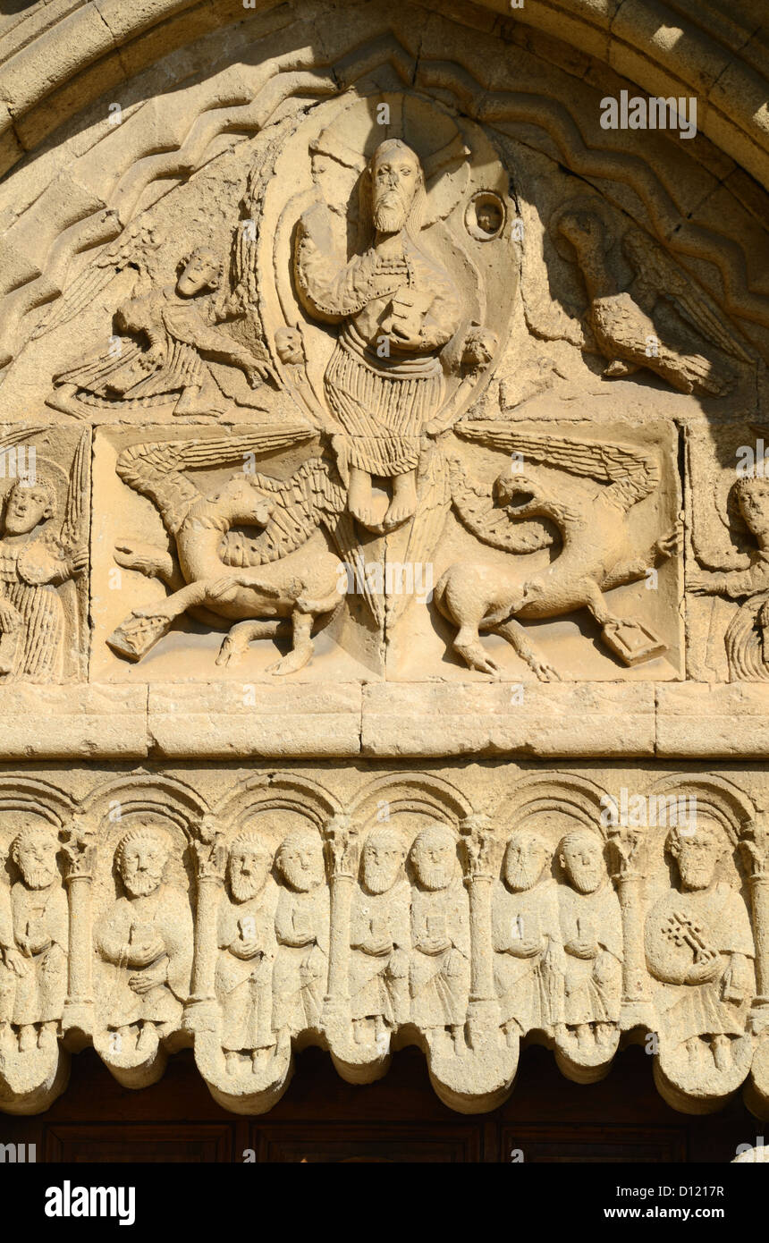 Carving de piedra de los Doce Apóstoles, Santos, Cristo y Dragones en la fachada de la Iglesia en Ganagobie Abadía Alpes-de-Haute-Provence Provenza Francia Foto de stock