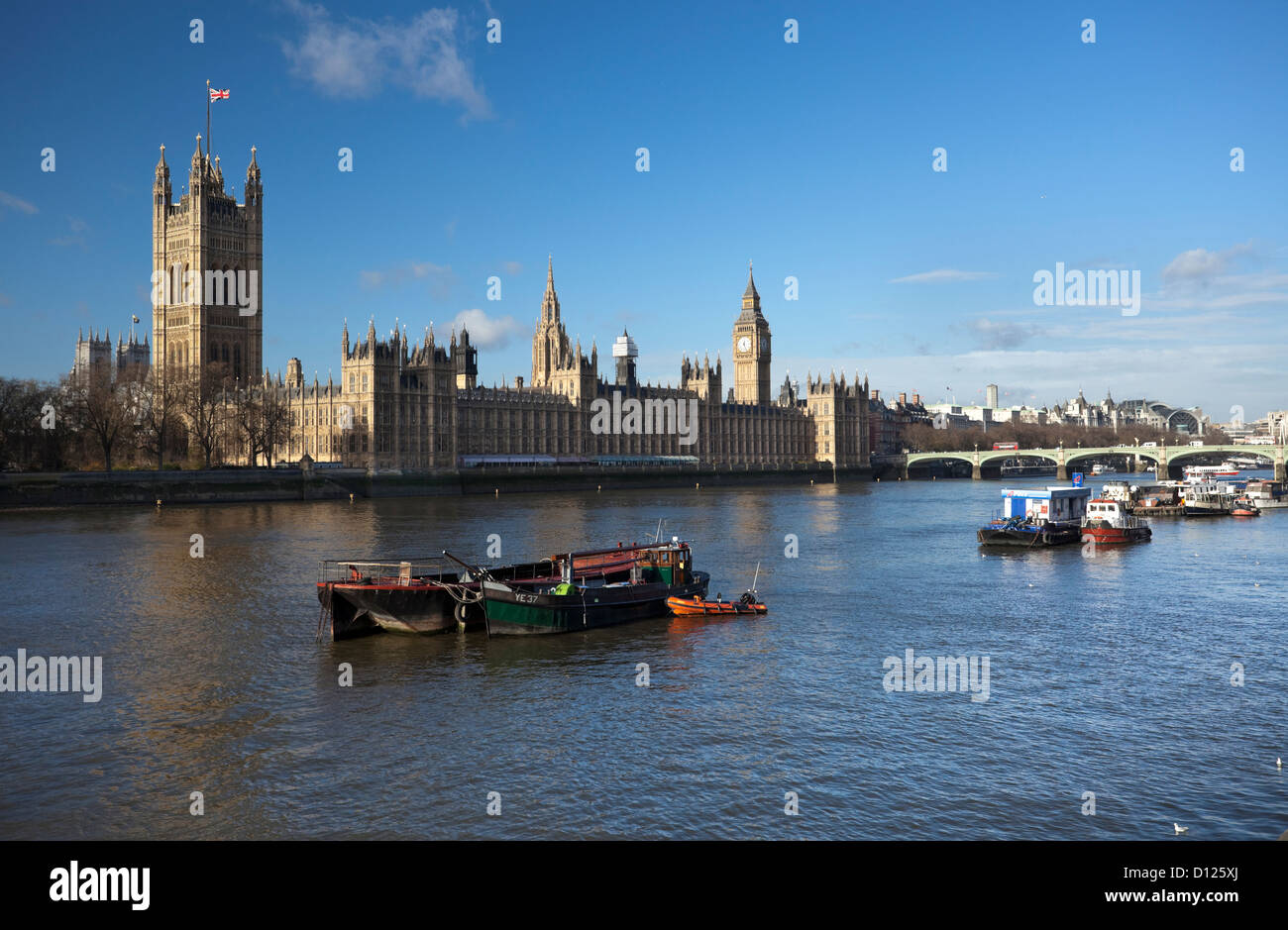 El río Támesis y el Palacio de Westminster, Londres, Inglaterra, Reino Unido. Foto de stock