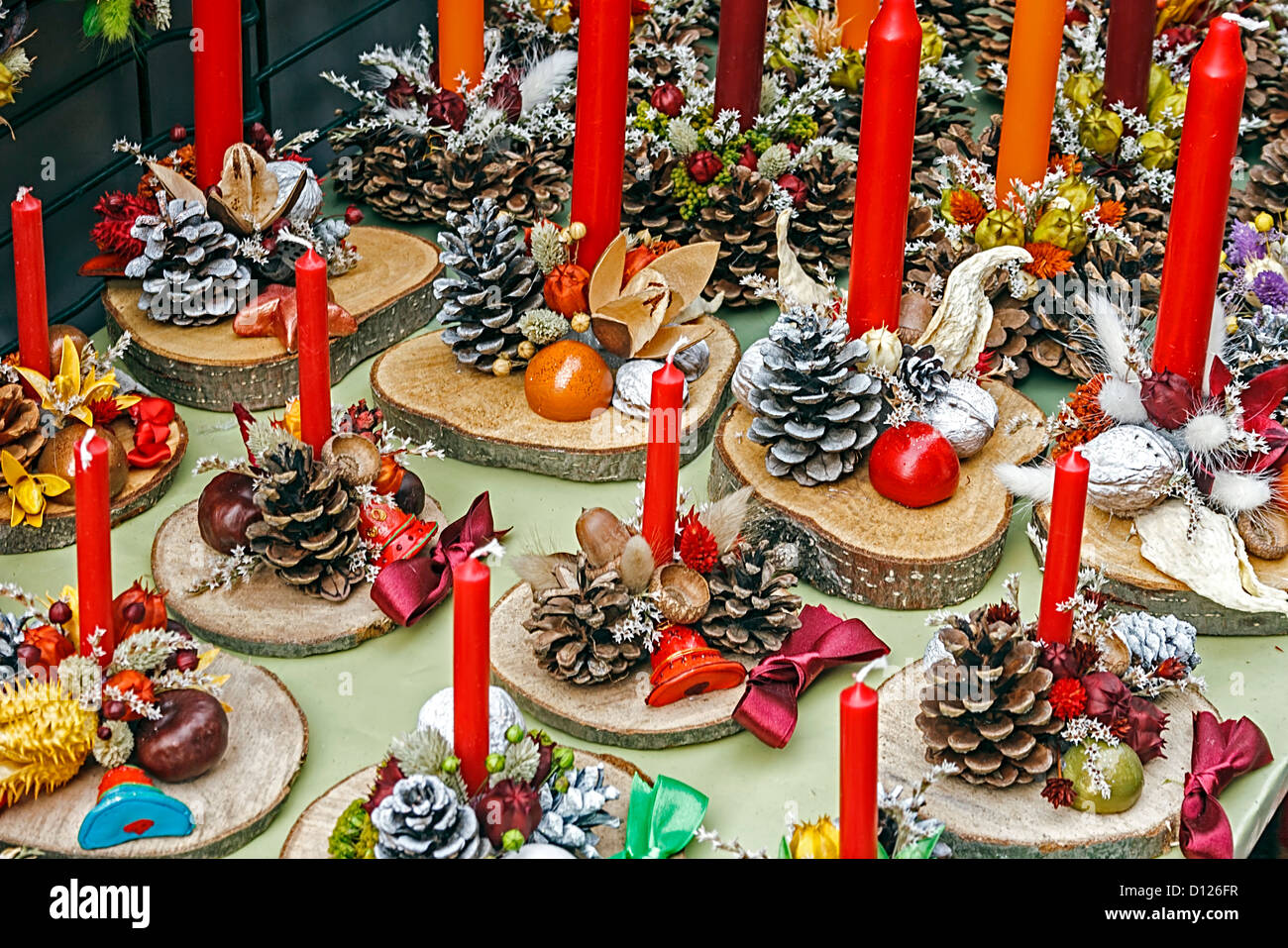 Adornos navideños con piñas, madera, velas y diversos ornamentos, expuestos  a la venta Fotografía de stock - Alamy