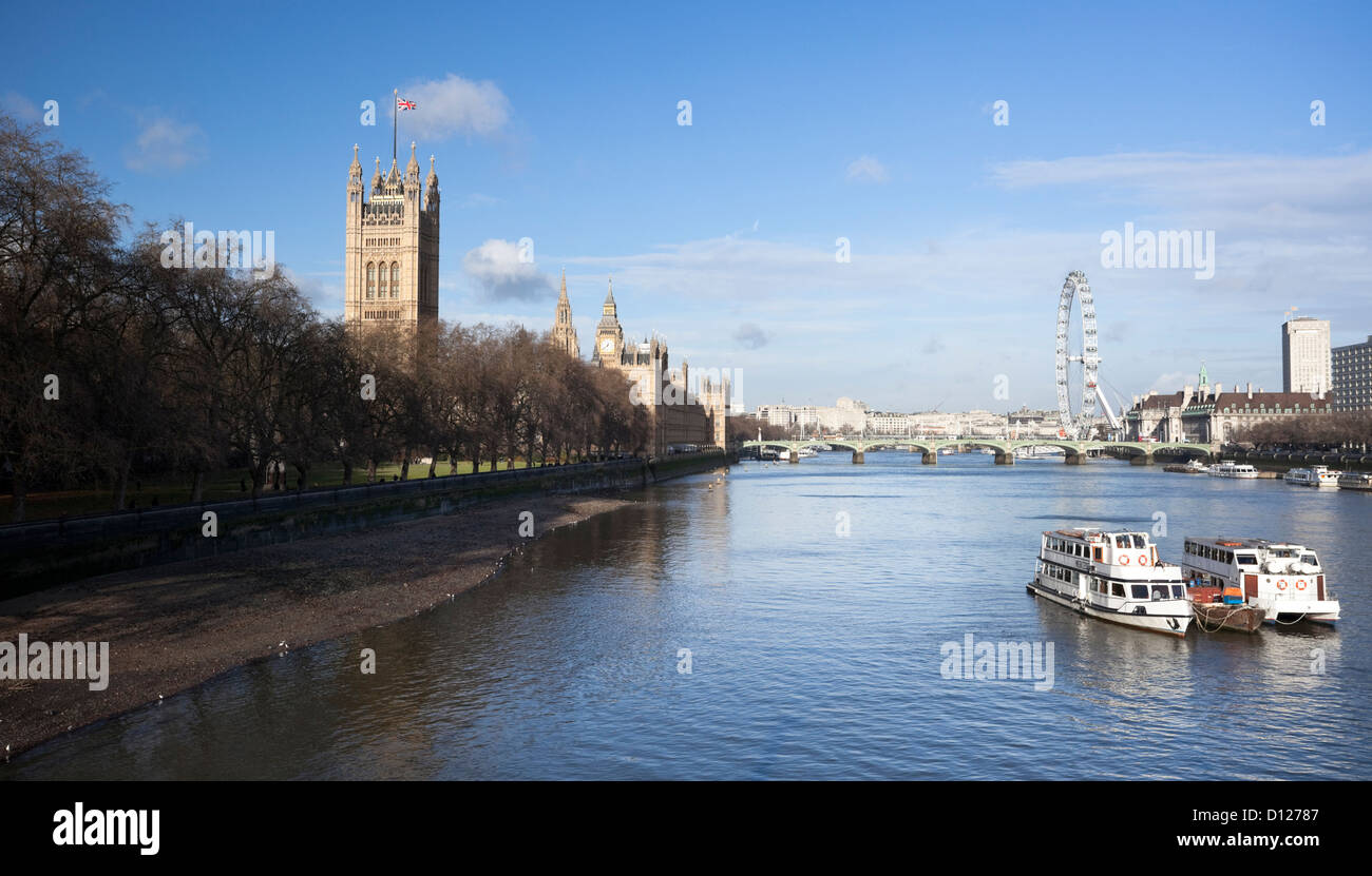 El río Támesis y el Palacio de Westminster, Londres, Inglaterra, Reino Unido. Foto de stock