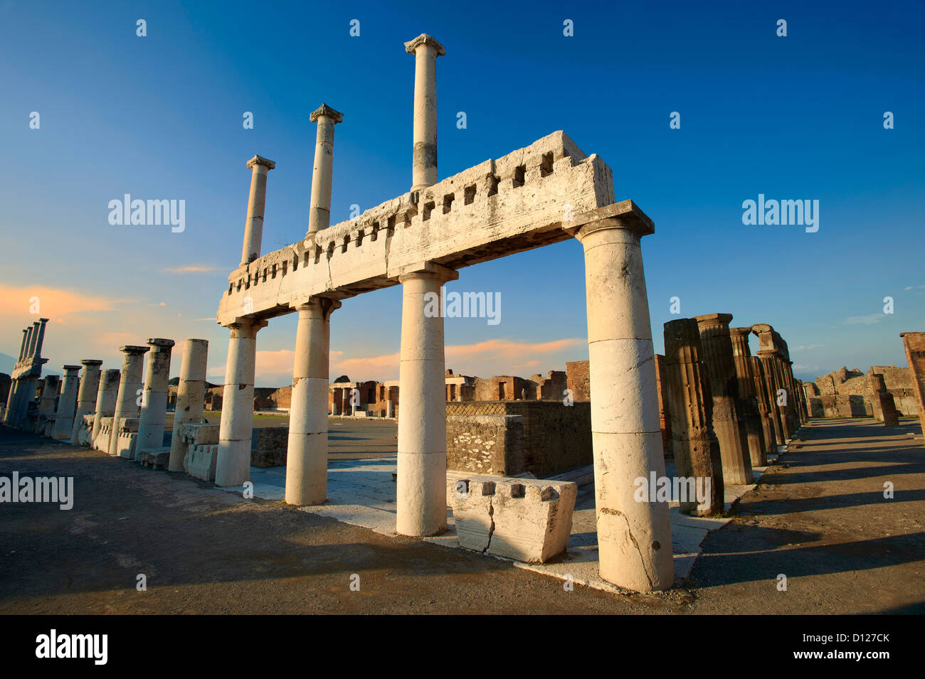 Pilastras y columnas corintias de la columnata en el Foro Romano de Pompeya. Foto de stock