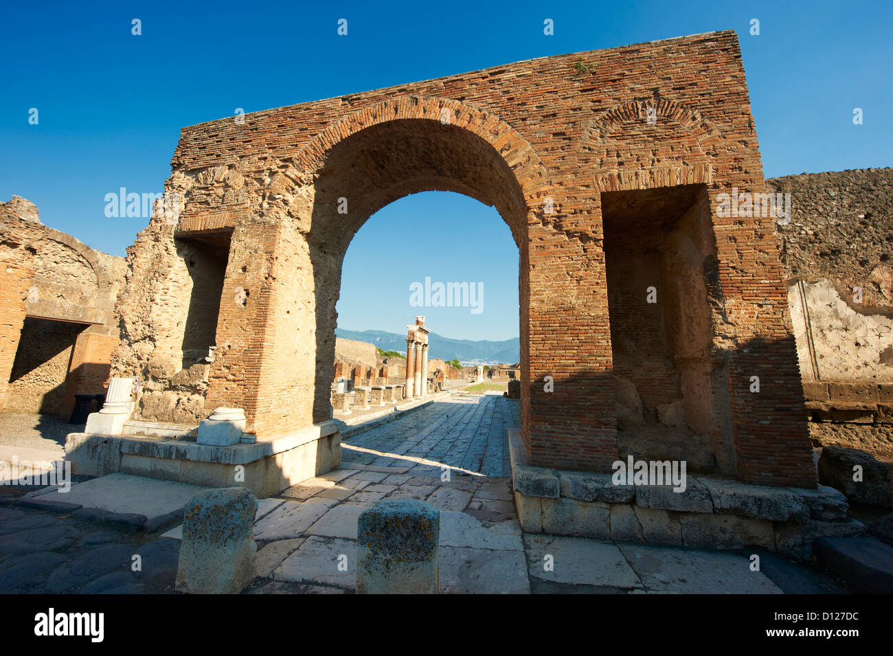 El Arco de Tiberio a la entrada del foro de Pompeya. Foto de stock