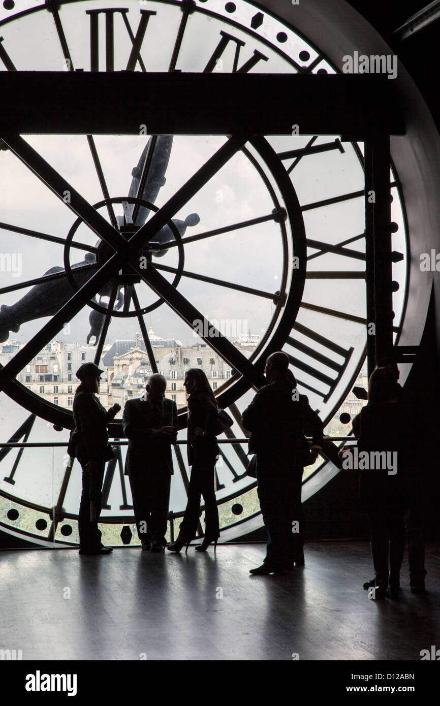 Vista a través del reloj gigante en el Musee d'Orsay durante el Musee du Louvre y los edificios de París Francia Foto de stock