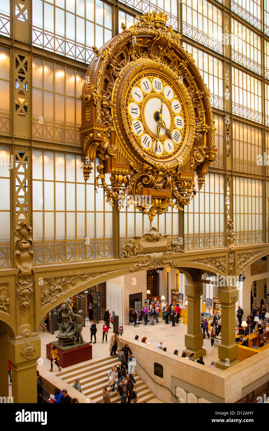 Reloj gigante dentro del Musee d'Orsay, París Francia Foto de stock