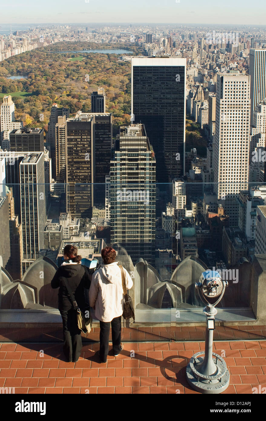 Dos turistas de pie en 'Top of the Rock' mirando al norte de Central Park, en otoño, otoño. Foto de stock