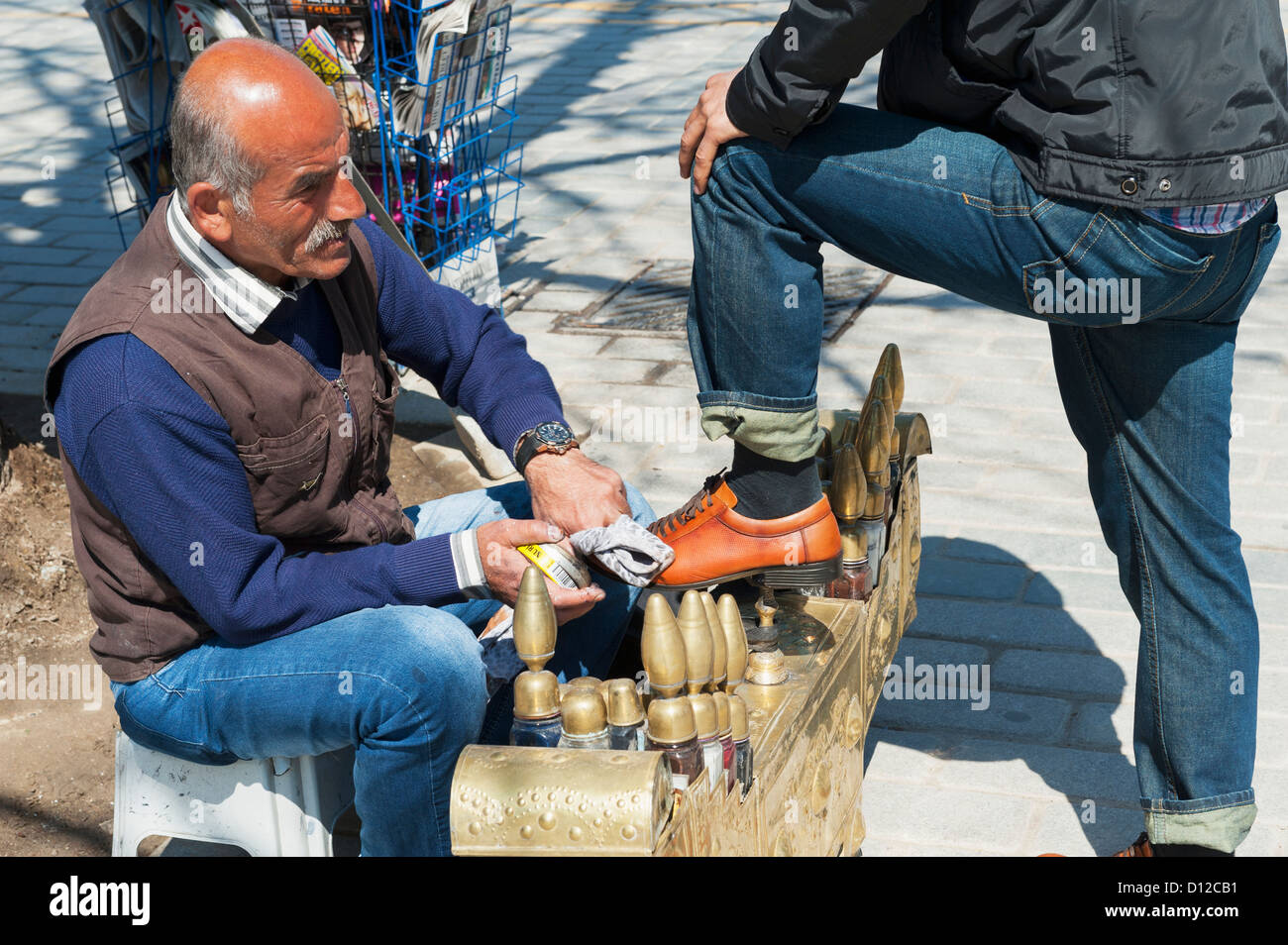 Un hombre zapatos de pulido en la calle; Estambul TURQUÍA Foto de stock