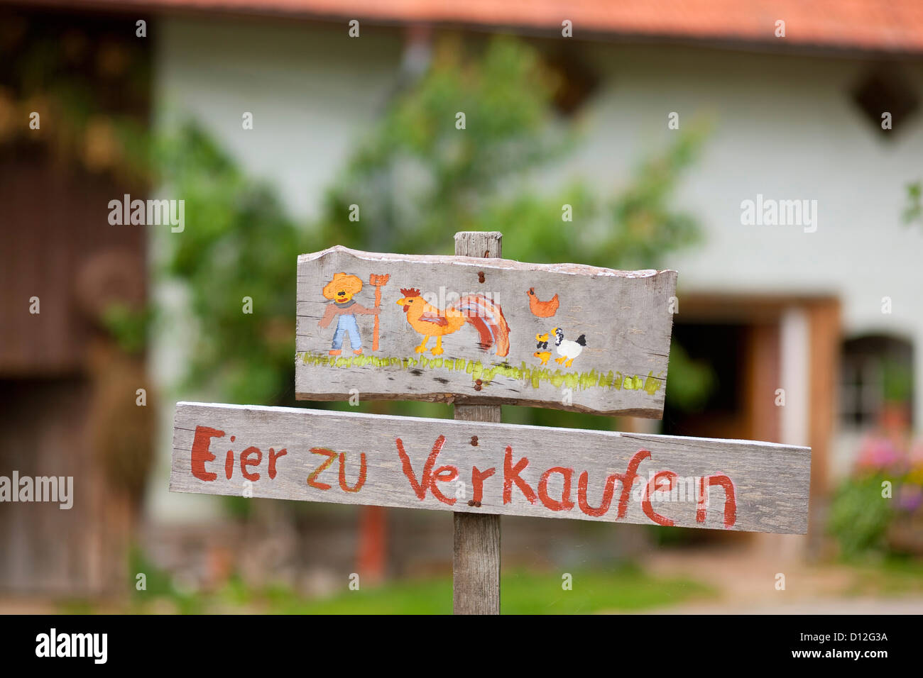 Alemania, Baviera, cartel de madera junta en la granja Foto de stock