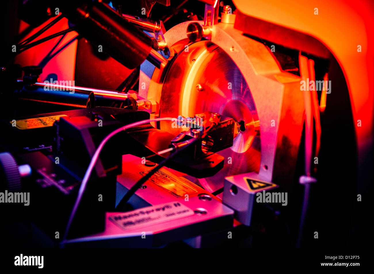 Cerca del espectrómetro de masas nano spray laser con iluminación roja  Fotografía de stock - Alamy