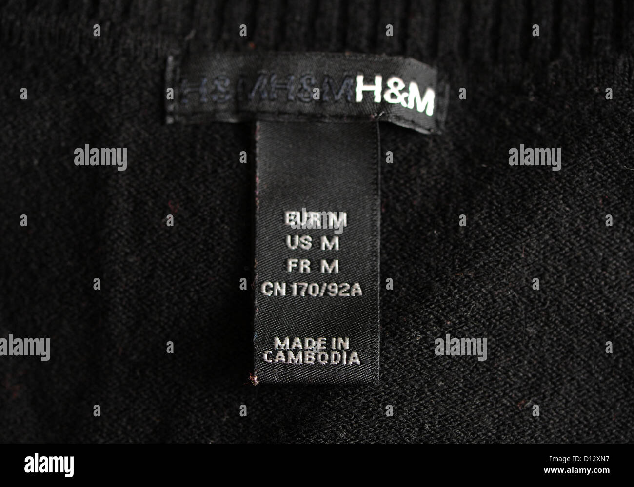Una Etiqueta De La Ropa En Un Puente De Comercio Minorista De Ropa Sueca Hennes Y Mauritz H M Muestra El Respectivo Pais De Origen Made En Camboya En Berlin Alemania El 27