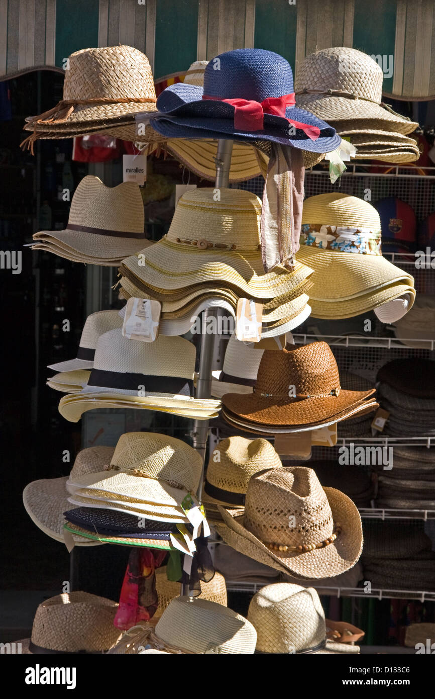 Sombreros de paja para mujer fotografías e imágenes de alta resolución -  Alamy
