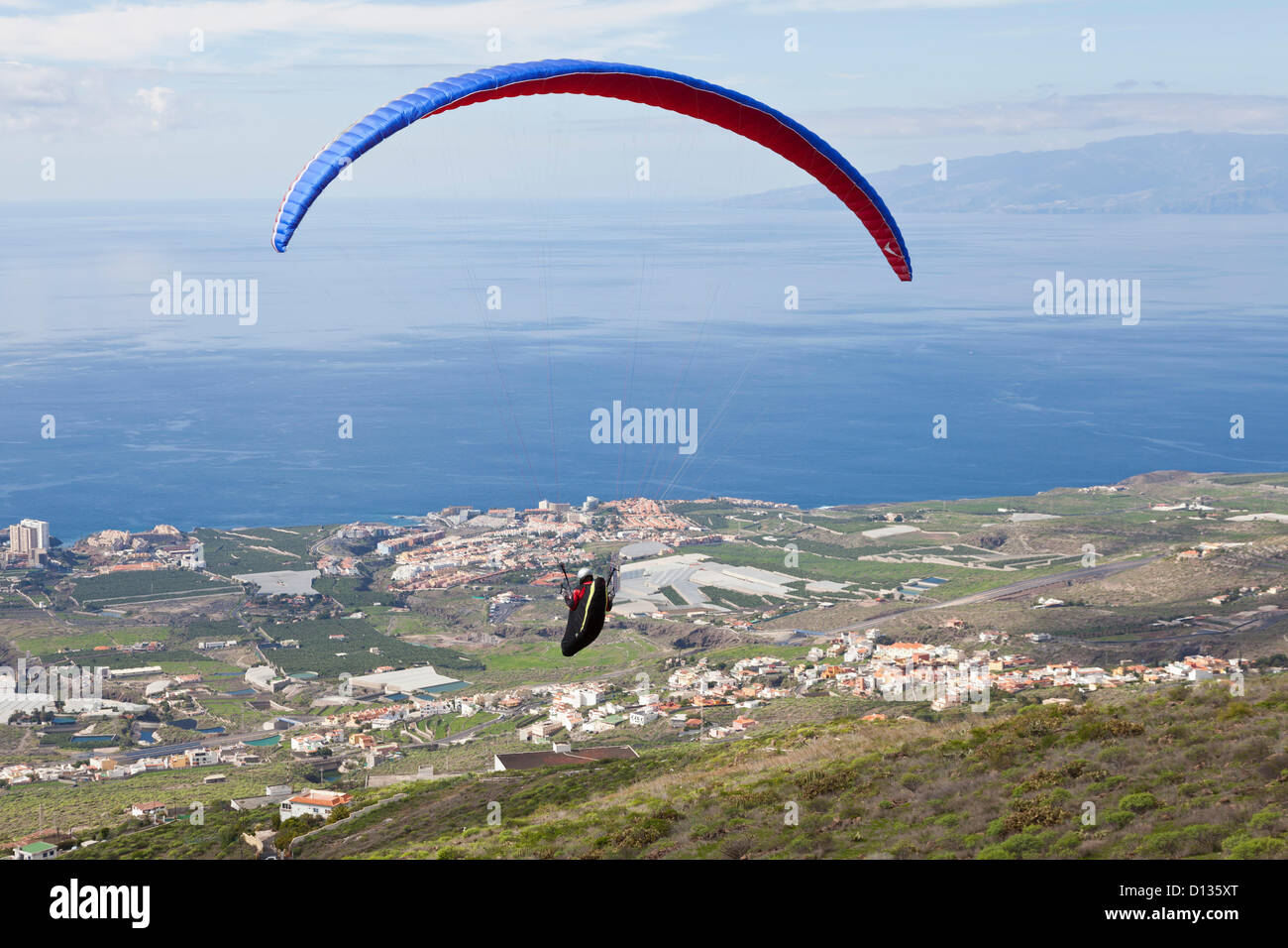 Los competidores volar por encima de la costa en el Parascending internacional abierto a la competencia en Adeje, Tenerife, Islas Canarias. Del 6 al 9 de diciembre de 2012. 110 competidores de 14 nacionalidades están tomando parte en el evento. Foto de stock