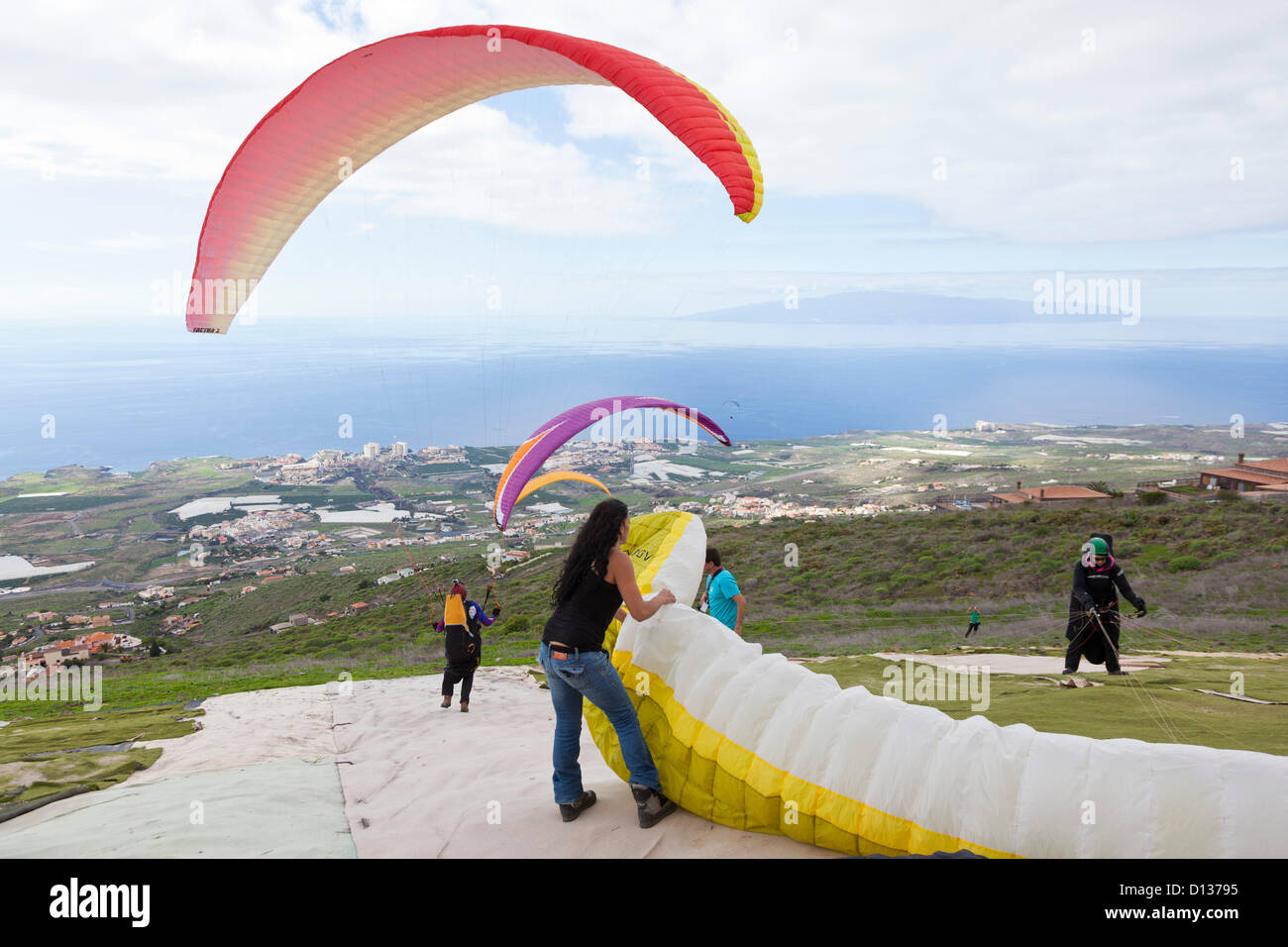Competidores a punto de saltar por encima de la costa en el Parascending internacional abierto a la competencia en Adeje, Tenerife, Islas Canarias. Del 6 al 9 de diciembre de 2012. 110 competidores de 14 nacionalidades están tomando parte en el evento. Foto de stock