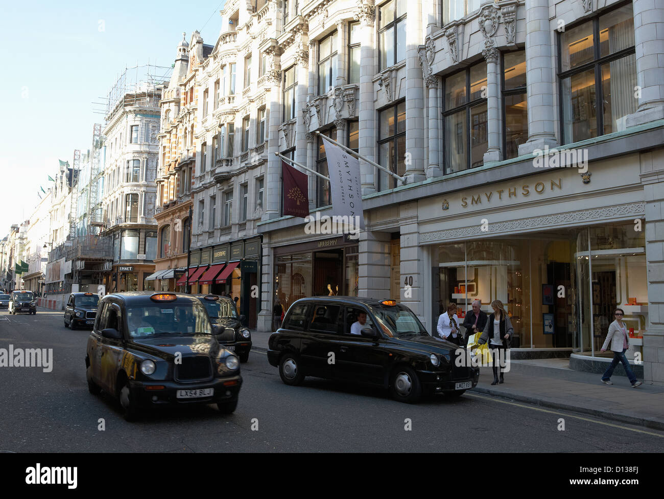 Londres, Reino Unido, taxis y prestigiosas boutiques de New Bond Street Foto de stock