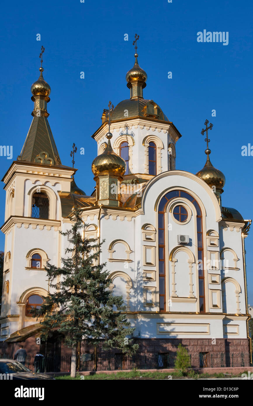 Iglesia de San Nicolás en la estación de ferrocarril en Donetsk, Ucrania. Foto de stock