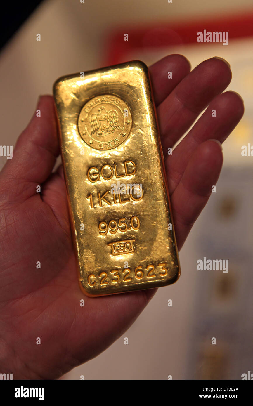 Dubai, Emiratos Árabes Unidos, 1 kilo de lingotes de oro en un lado  Fotografía de stock - Alamy