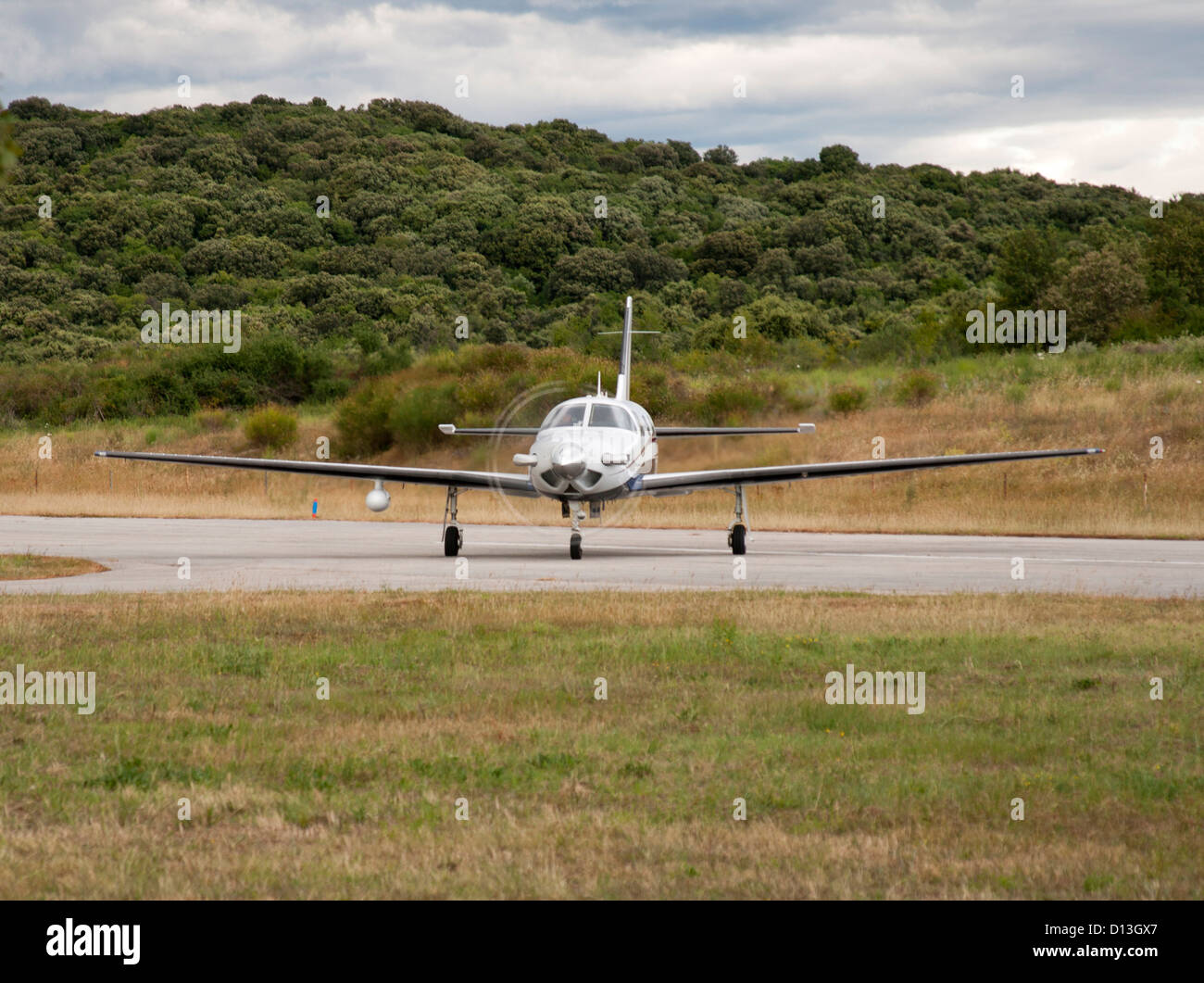 Pequeño avión de pasajeros después de aterrizar, vista delantera. Vrsar aeródromo, Croacia. Foto de stock