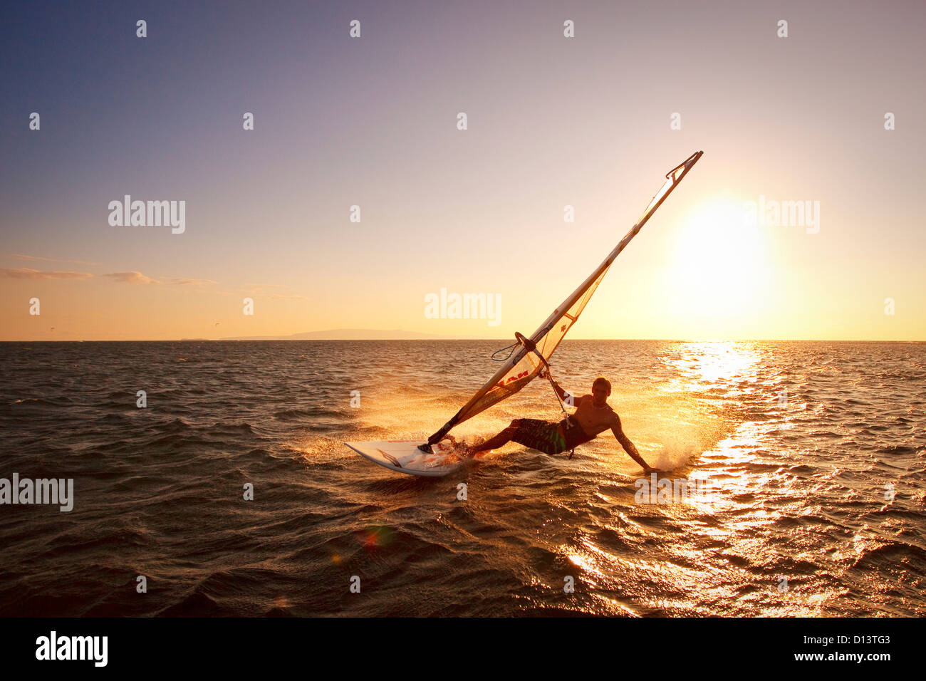 Kihei, Maui, Hawai, tablas de windsurf navegando frente a la costa sur de  Maui al atardecer Fotografía de stock - Alamy