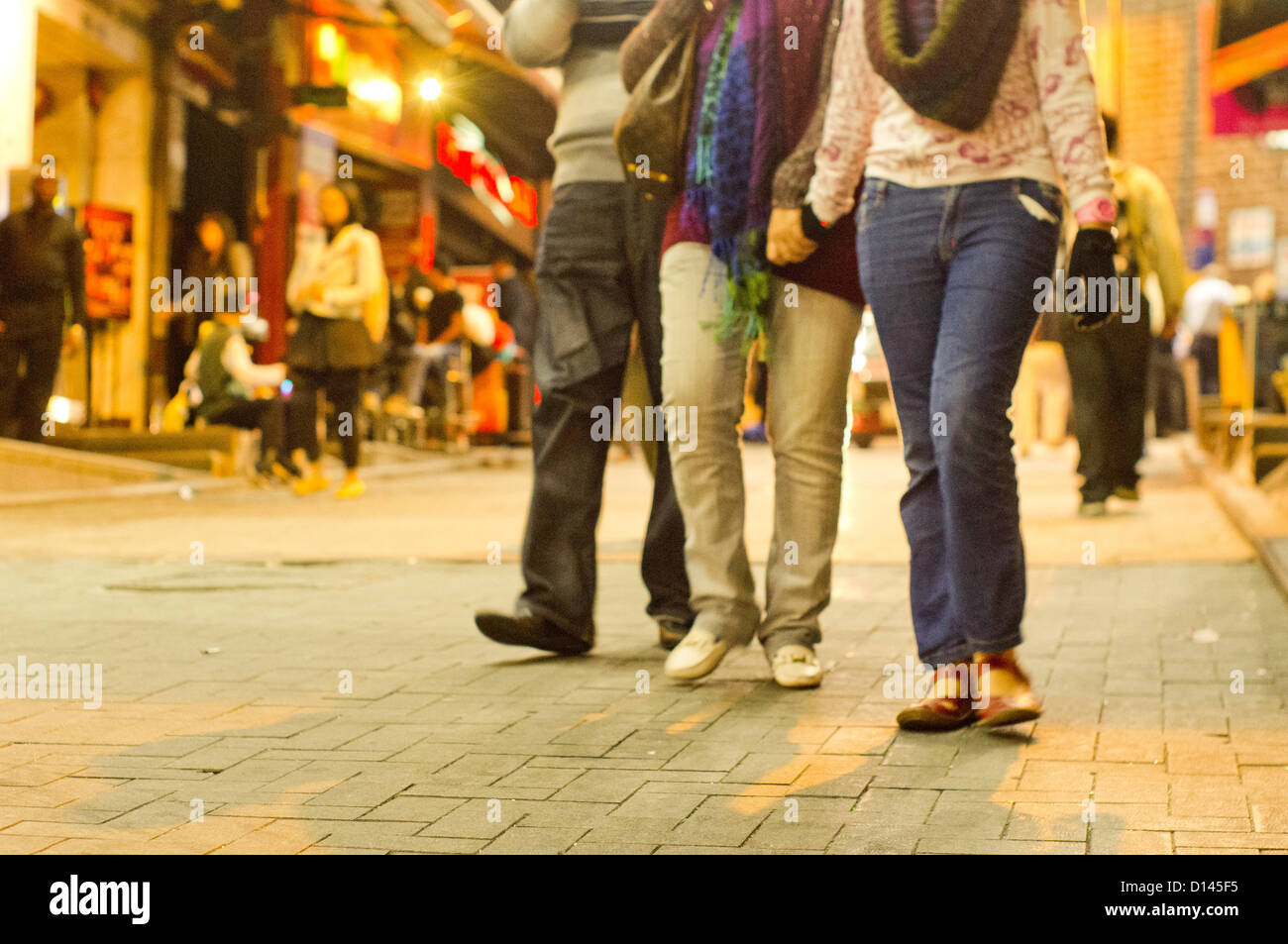 Multitud de expatriados y los trabajadores de oficina en Lan Kwai Fong de Hong Kong. Lan Kwai Fong es un popular entretenimiento street para expatriados y empleados de oficina en todo el centro de Hong Kong, lleno de pubs, bares y restaurantes.-06 de diciembre de 2012. Foto de stock