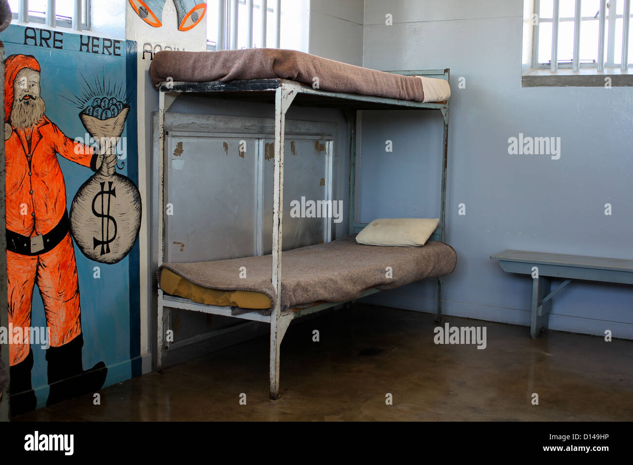 Celda de prisión en la prisión de Robben Island en Cape Town, Sudáfrica, África Foto de stock