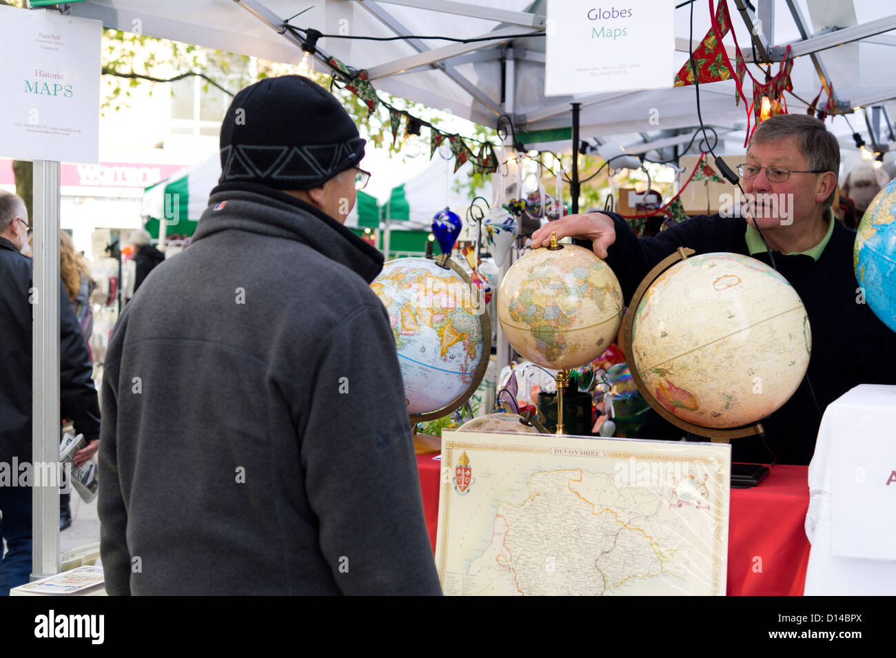 Vendedor de mapas y globos tradicionales en un mercado al aire libre.  Exeter Devon, Reino Unido Fotografía de stock - Alamy