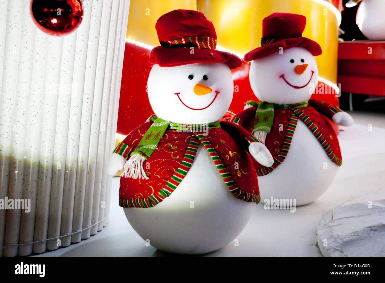 Muñeco de nieve en el exterior las luces de decoración navideña Foto de stock