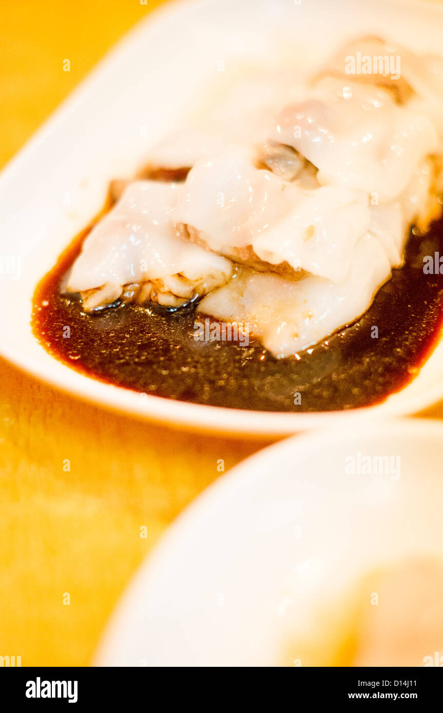 Rollitos de arroz, un tipo común de la cocina cantonesa o Dim Sum de Hong Kong. Foto de stock