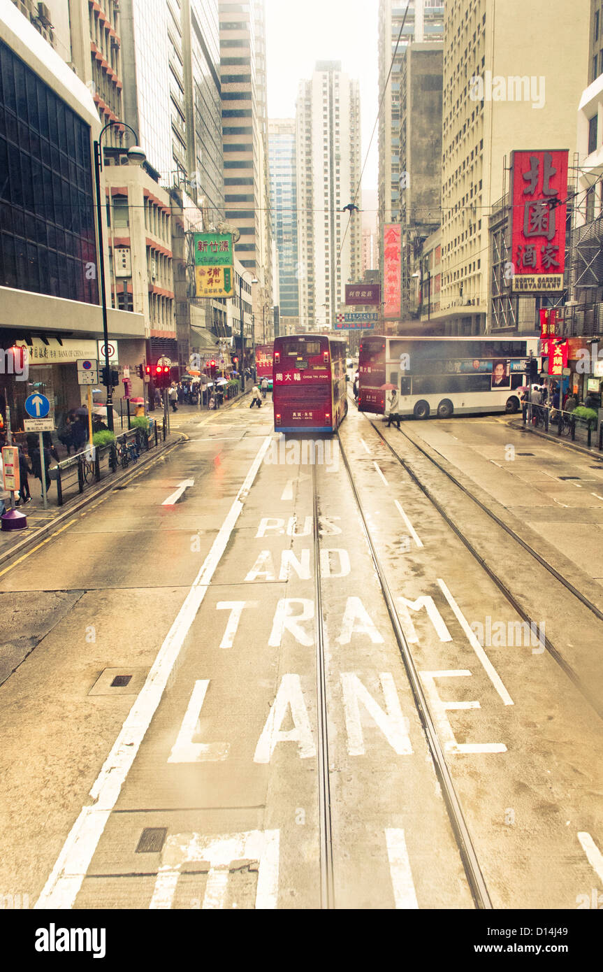 Escena de una calle de hong kong en un día lluvioso. Foto de stock