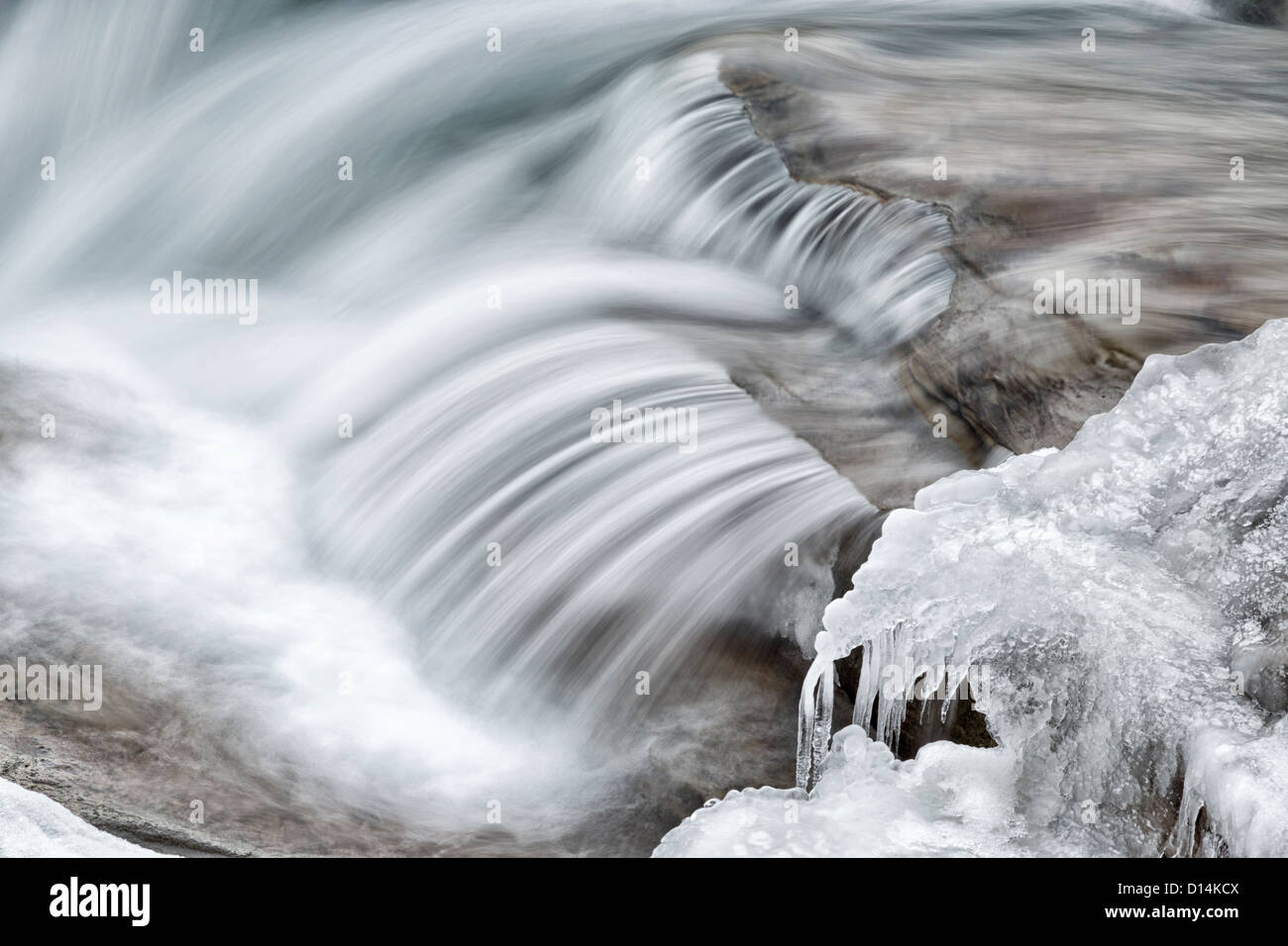 El flujo de agua y hielo fluye a Jasper's Athabasca Falls Foto de stock
