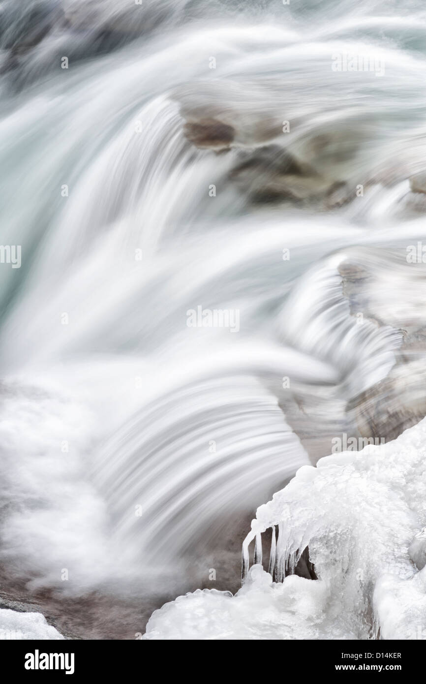 El flujo de agua y hielo fluye a Jasper's Athabasca Falls Foto de stock