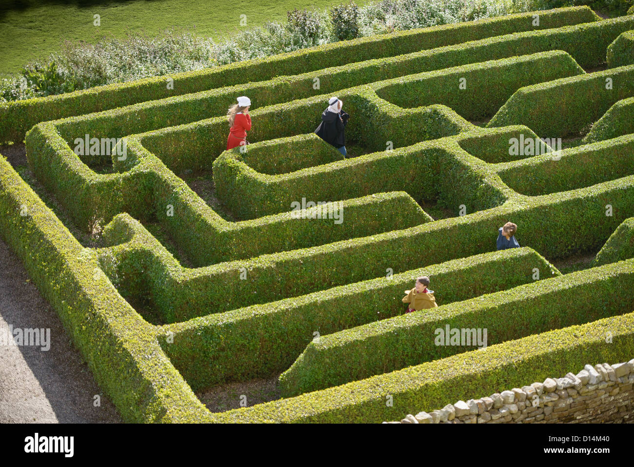 Estudiantes explorando hedge maze Foto de stock