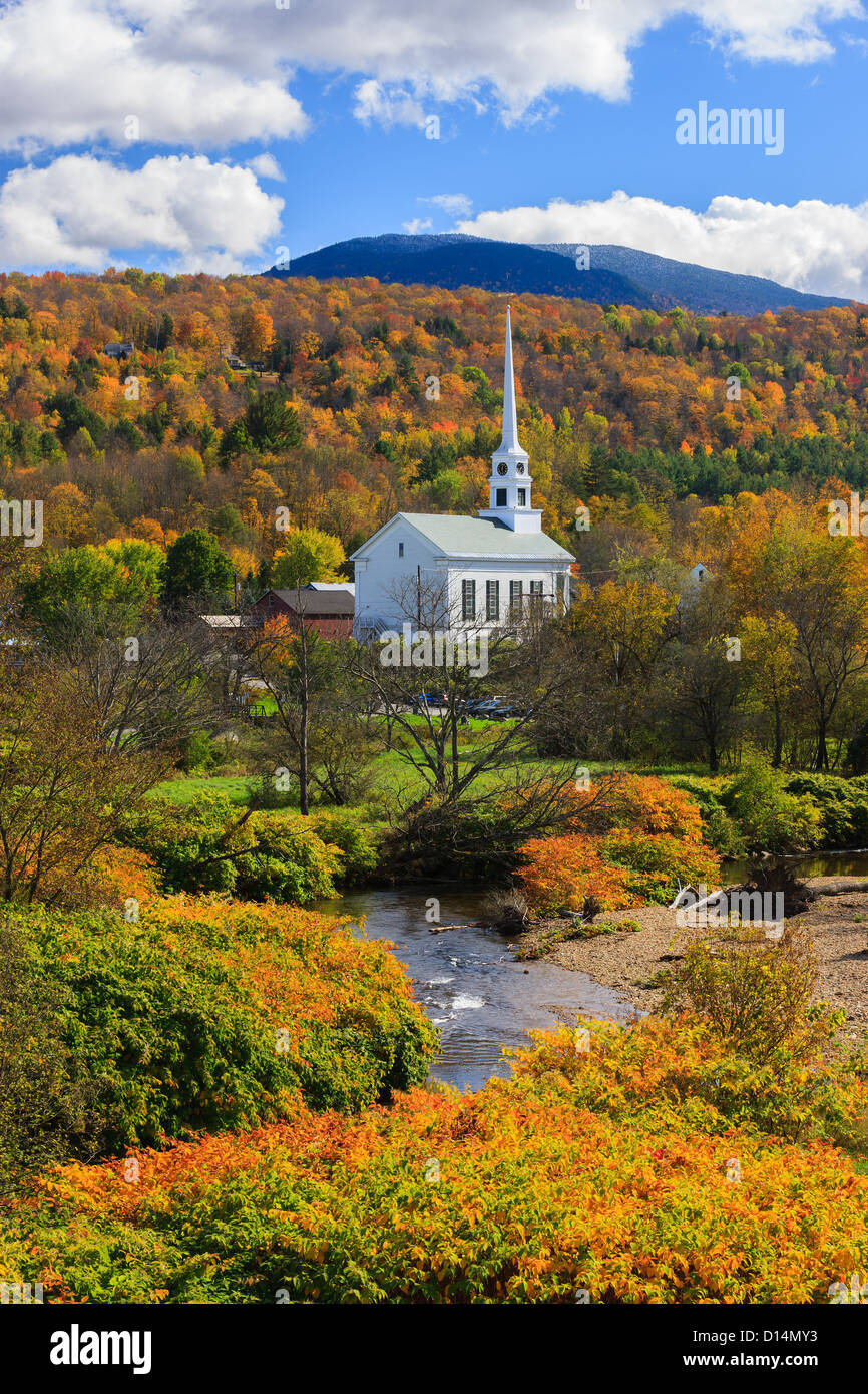 La famosa iglesia de la comunidad blanca, en Stowe, Vermont. Foto de stock