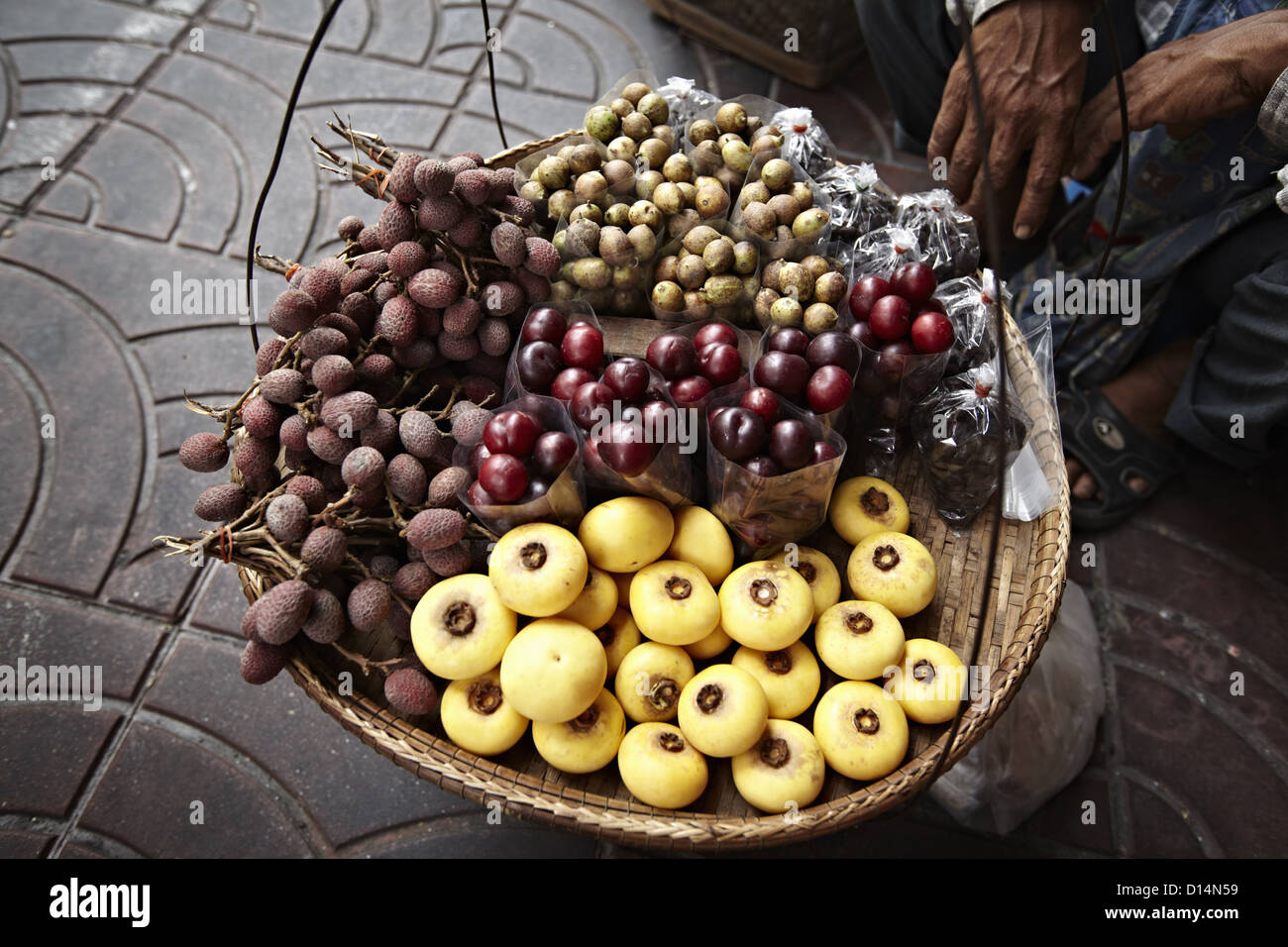 Cesta de fruta para la venta en el mercado Foto de stock