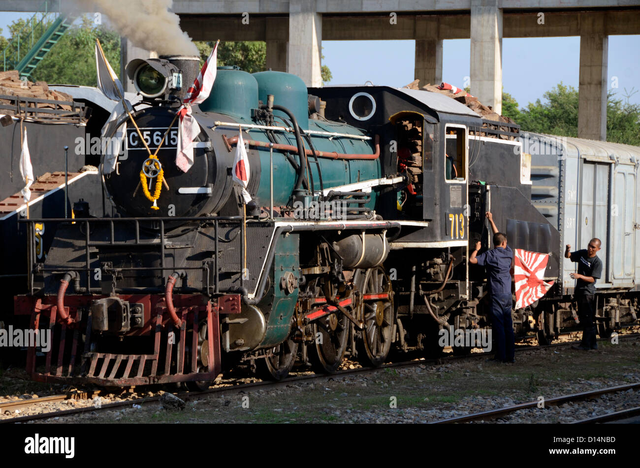 Un vintage locomotora japonesa se prepara para el festival en Kanchanaburi  .El festival se basa en el bombardeo del puente por las fuerzas aliadas  durante la Segunda Guerra Mundial Fotografía de stock -