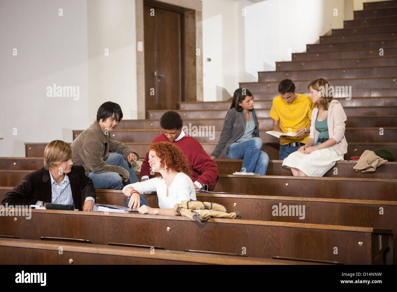 Los estudiantes descansando en el aula Foto de stock