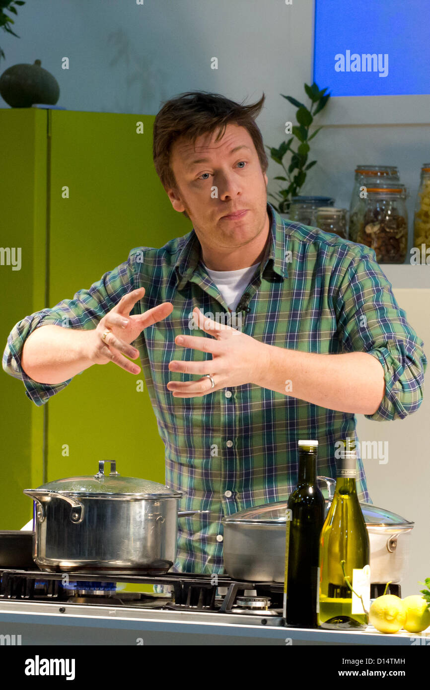 Londres, Reino Unido. 7 de diciembre de 2012. Jamie Oliver realiza una demostración de cocina en Londres, 7 de diciembre de 2012 en Londres, Reino Unido Foto de stock