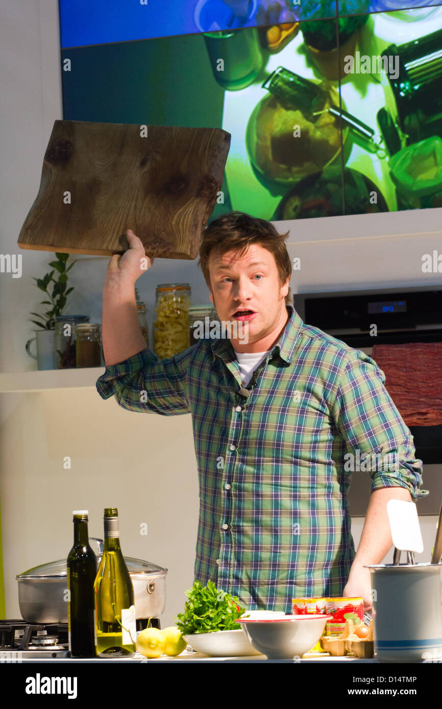 Londres, Reino Unido. 7 de diciembre de 2012. Jamie Oliver realiza una demostración de cocina en Londres, 7 de diciembre de 2012 en Londres, Reino Unido Foto de stock