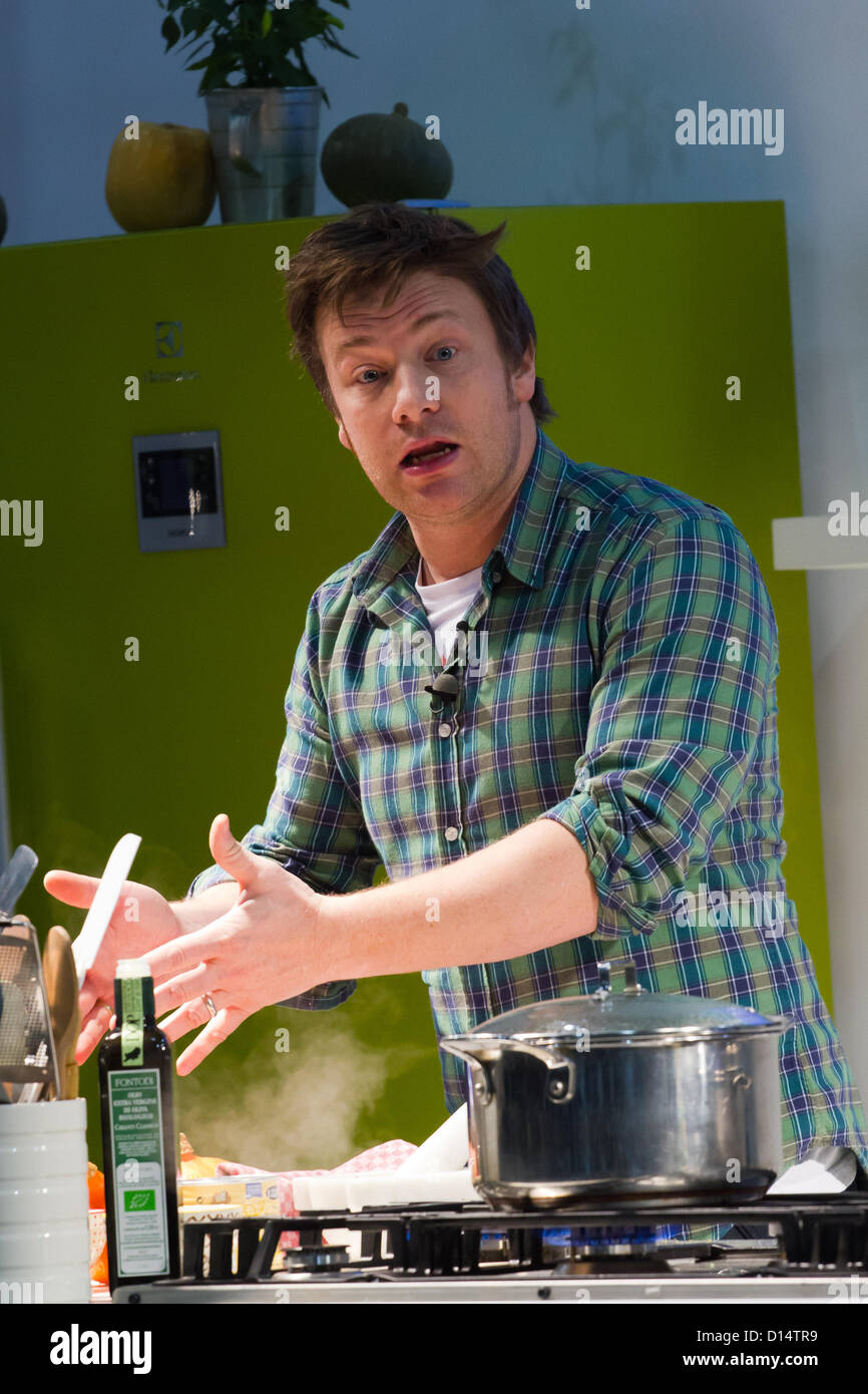 Londres, Reino Unido. 7 de diciembre de 2012. Jamie Oliver realiza una demostración de cocina en Londres, 7 de diciembre de 2012 en Londres, Reino Unido Foto de stock