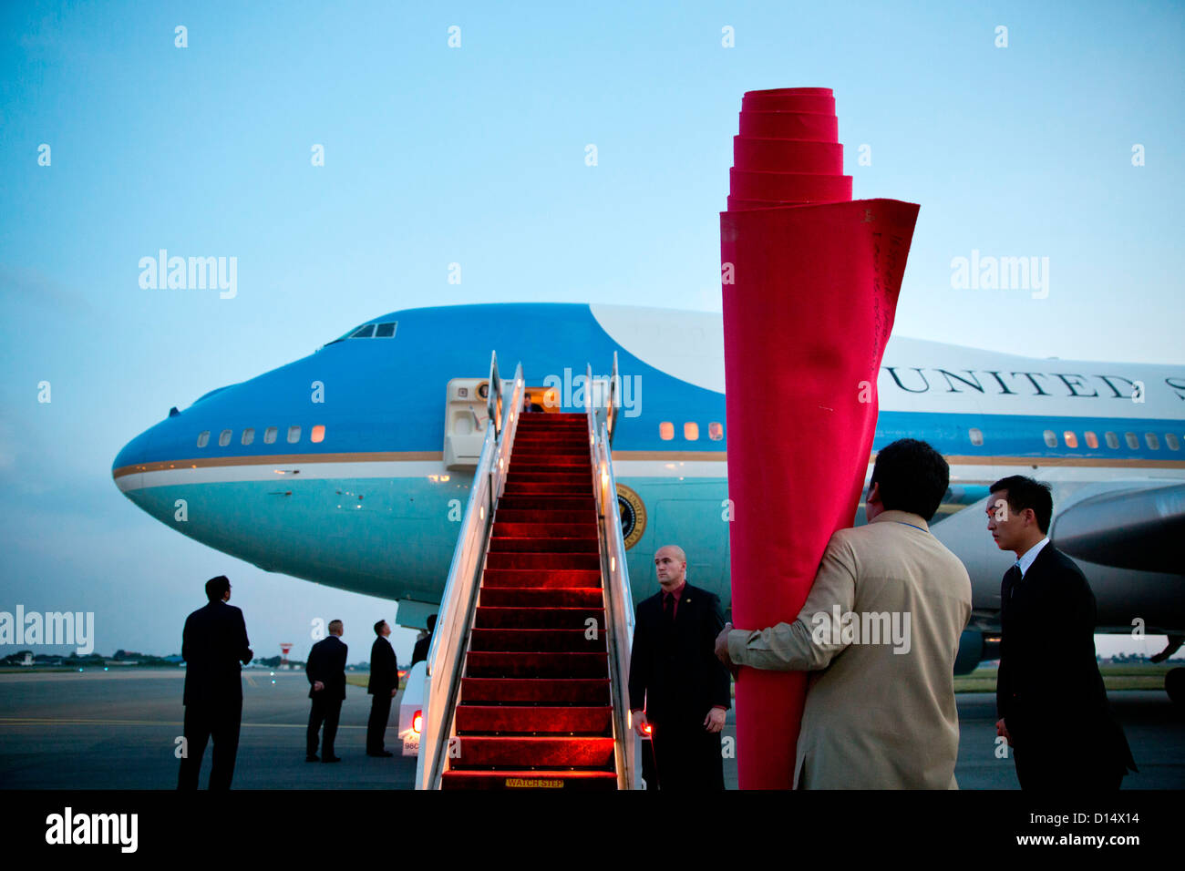 La alfombra roja está preparado como el presidente estadounidense Barack Obama llegue a bordo del Air Force One en el aeropuerto internacional de Phnom Penh, 19 de noviembre de 2012 en Phnom Penh, Camboya. Foto de stock