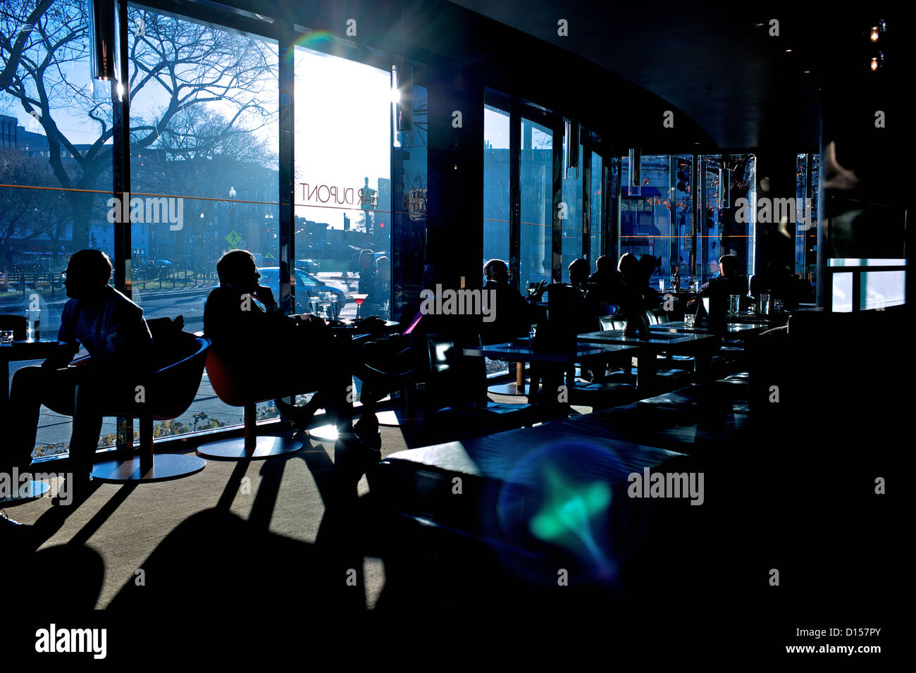 Siluetas de gente sentada en la cafetería. Foto de stock