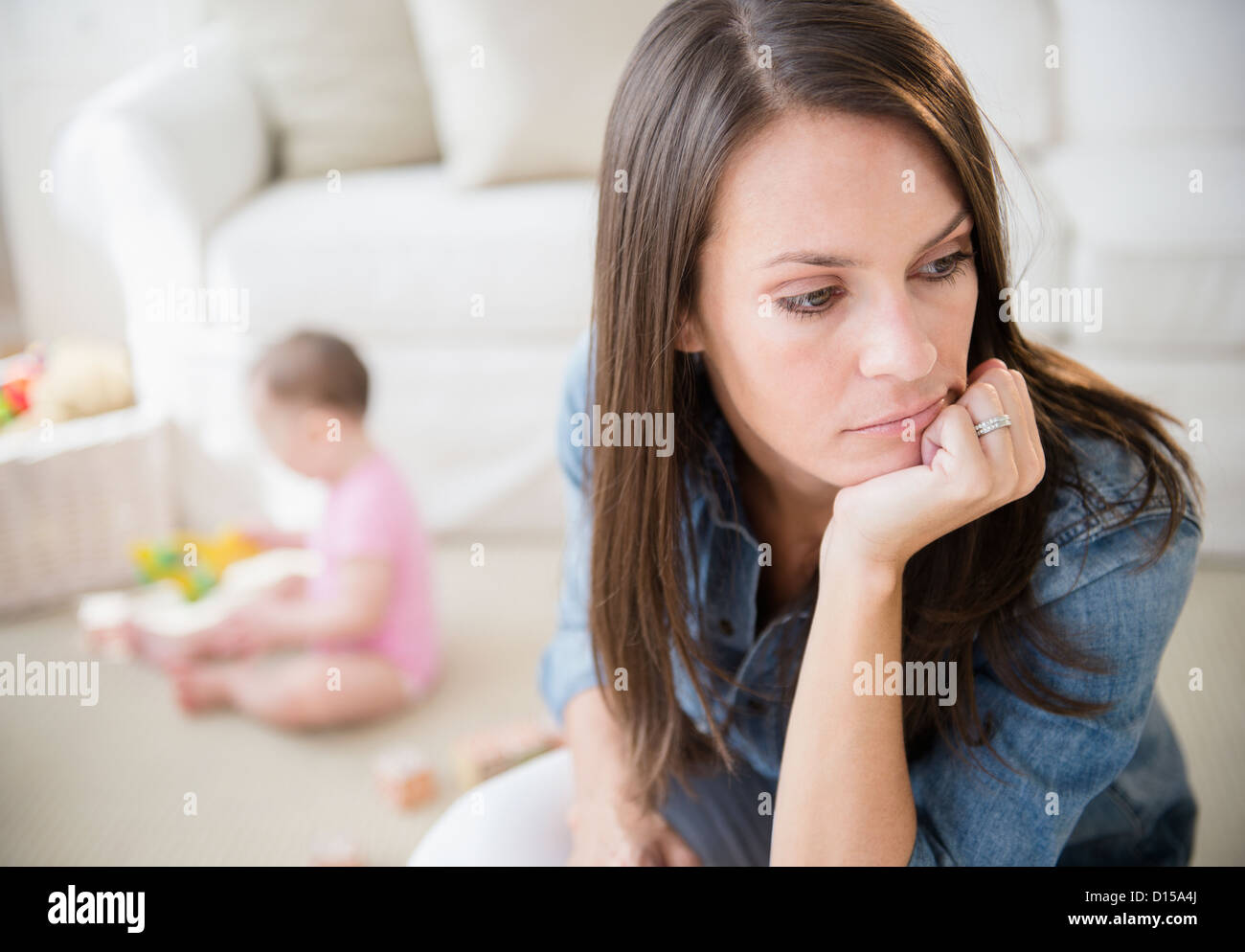 Los Estados Unidos, Nueva Jersey, Jersey City, la madre con su hija (6-11 meses) en la sala de estar Foto de stock