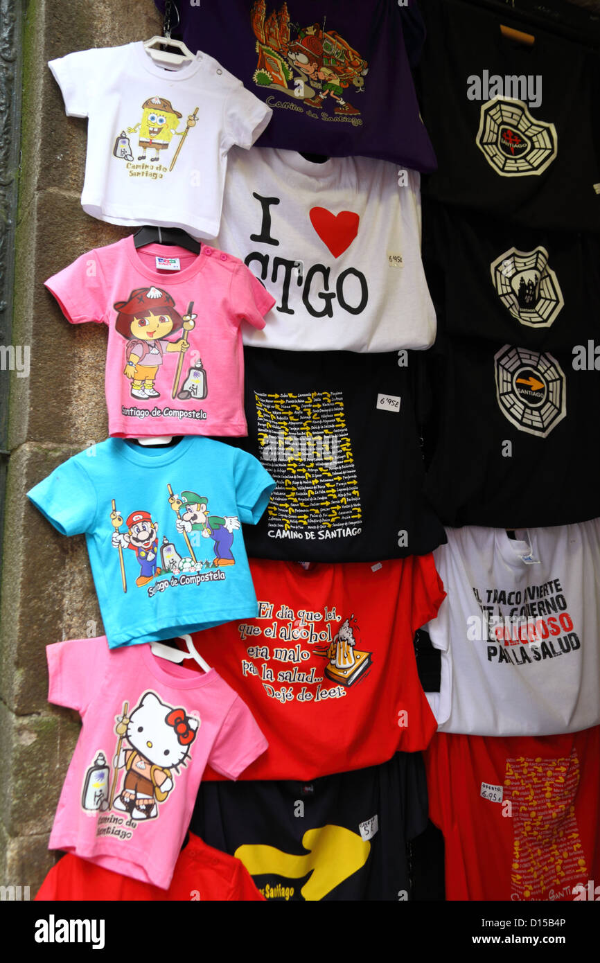 Camisetas con personajes de dibujos animados para niños a la venta fuera de  tienda, Santiago de Compostela , Galicia , España Fotografía de stock -  Alamy