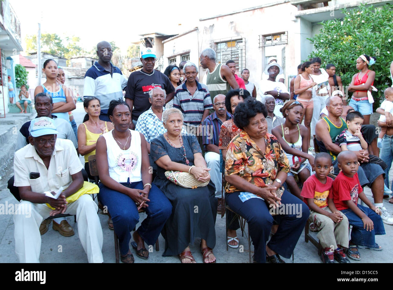 Santiago de Cuba, Cuba, los visitantes en una reunión del CDR Foto de stock